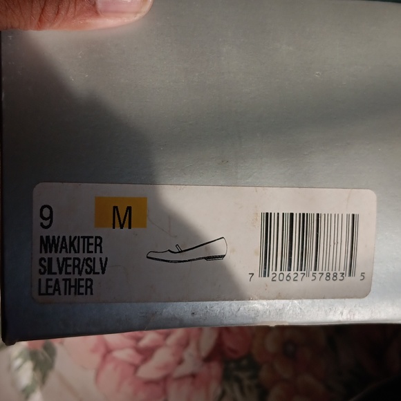 Shoes - Picture 4 of 5